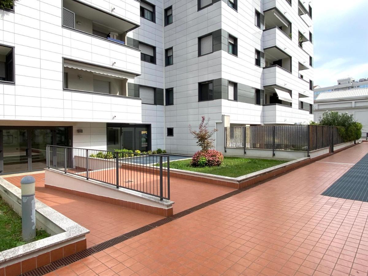 Appartamento Sulla Metro 3 Gialla Maciachini มิลาน ภายนอก รูปภาพ
